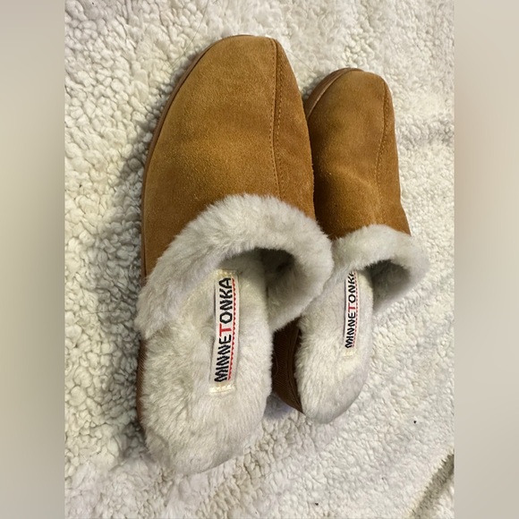 Minnetonka Tan and Cream Chesney Slippers - Picture 5 of 15